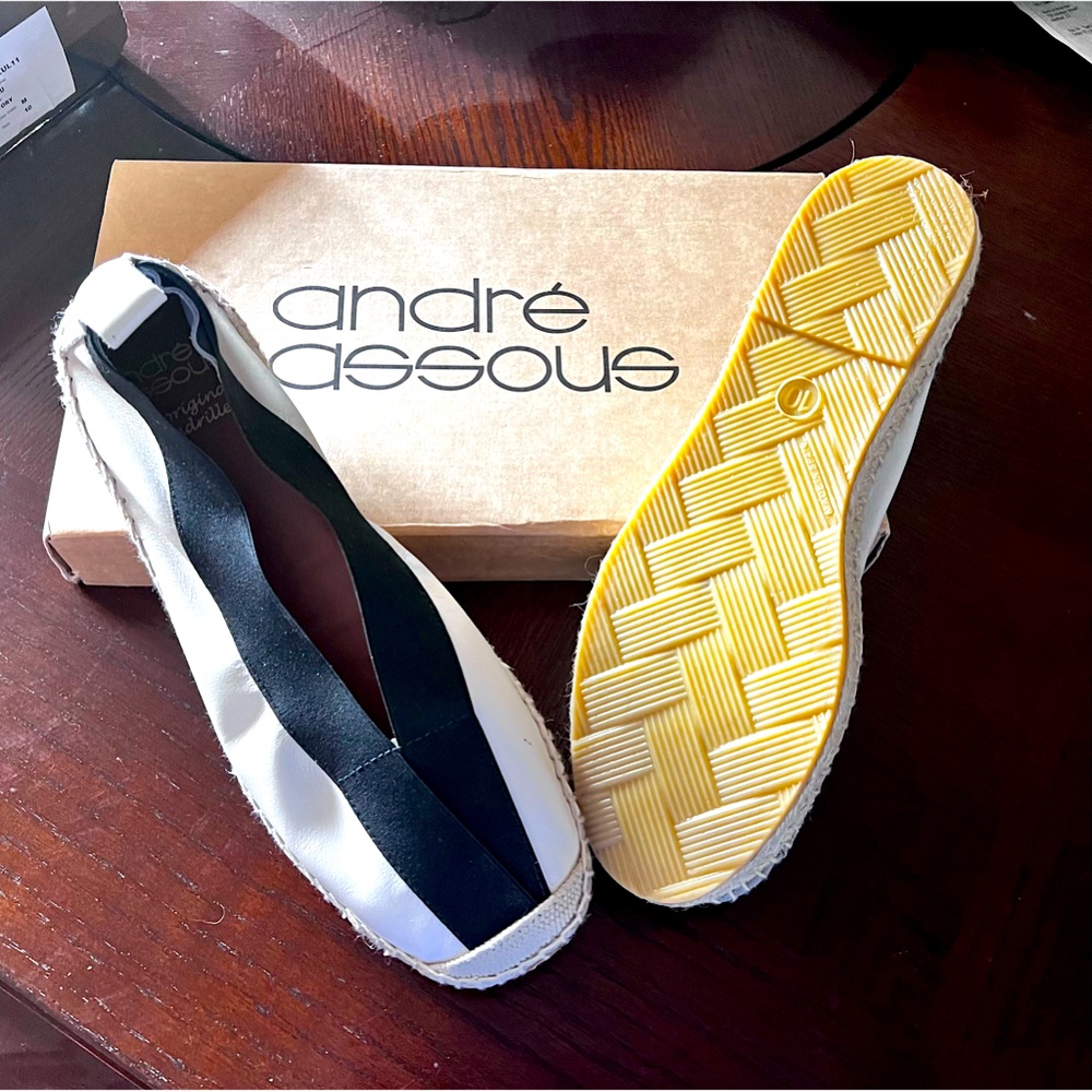 NWT Andre’ Assous white/black shoes. Size 10